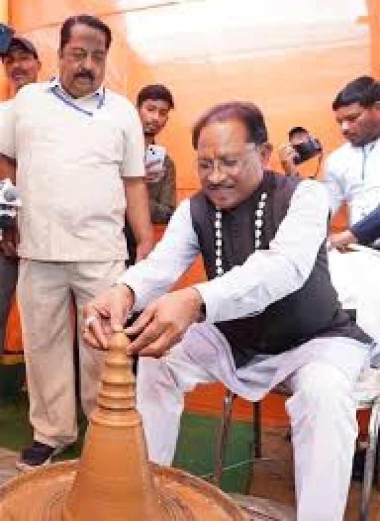 *मुख्यमंत्री श्री साय ने कुम्हार के चाक पर गढ़ा दीया, पारंपरिक शिल्पकारों से किया आत्मीय संवाद: सरगुजा विकास प्राधिकरण की बैठक के दौरान प्रदर्शनी में दिखा माटी से जुड़ाव*